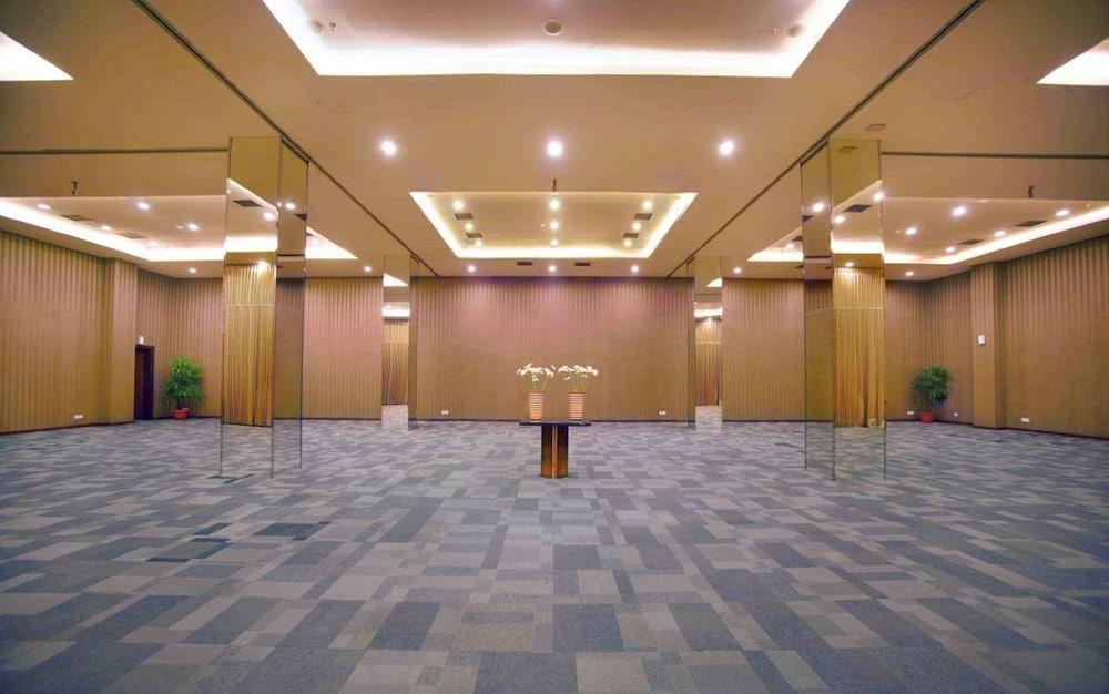 Aston Jember Hotel & Conference Center Dış mekan fotoğraf